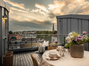 Stor, lekker og moderne 4-roms toppleilighet over tre plan med heisadkomst | Privat takterrasse på 15 m² | Garasjeplass