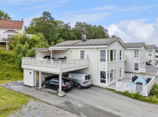 Toppetasje i horisontaldelt tomannsbolig med god beliggenhet i boligfeltet - Carport - Stor terrasse - Kvartalslekeplass