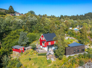 Unik moglegheit i Bygstad | Ein svært innhaldssrik eigedom, med mykje flott uteplass, anneks, bustadhus og mykje meir!