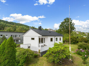 Velholdt enebolig vendt mot sjø med naust og stort potensiale! Drømmehage på skjermet tomt (1086 m²). Ny takstein i 2013