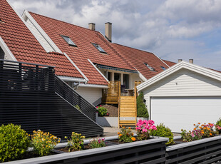 Velholdt og innholdsrik familiebolig med to terrasser, garasje, tre soverom og to bad. Nærhet til skole og barnehage!