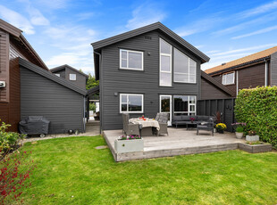 Velholdt, pen og familievennlig enebolig - Vannbåren gulvvarme - Solrik terrasse - Carport m/lader - Barnevennlig område