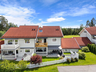 Vestvendt 3-roms selveierleilighet med carportparkering og muligheter for innredet loft!