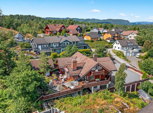 &VISNING - innholdsrik og stor enebolig med utleiedel - solide materialvalg - usjenert beliggende rett ved Vestmarka