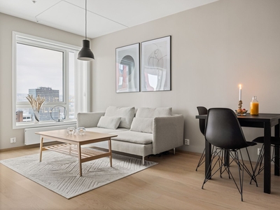 Lys & innbydende 2-roms selveier med stor balkong I Moderne bygg fra 2020 I 8. etasje med heis I Fjernvarme I 