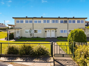 3-roms rekkehus over to plan - Stor terrasse med gode solforhold - Parkering i carport - Barnevennlig nærmiljø