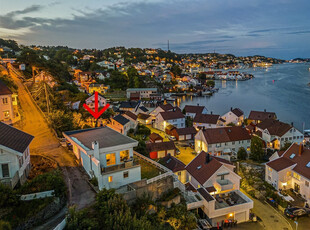 Arkitekttegnet enebolig med spektakulær sjøutsikt - Gode solforhold og fine uteplasser - Sentralt - Mulig båtplass*