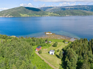 Bindal/Terråk - Småbruk på 15 dekar med idyllisk beliggenhet i sjøkanten