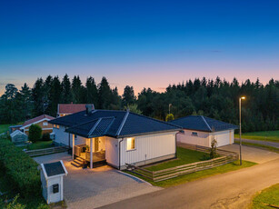 BRUMUNDDAL - Romslig og innbydende enebolig med fine uteplasser. Rolig og barnevennlig. Garasje.