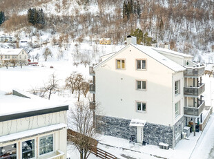 EIDSDAL - Toppleilighet beliggende sentralt i Eidsdal sentrum