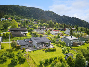 Enebolig i nedre del av Bakkan på Orkanger. Kort gange til skole og sentrum. Utsikt. Meget pent opparbeidet tomt.