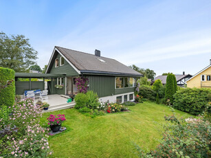 Enebolig med godkjent utleiedel. Solrik terrasse og hage. Beliggende i blindgate. Carport.