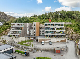 Flott, vestvendt toppleilighet med solrik, delvis overbygget terrasse og flott utsikt - Garasjeplass - Heis