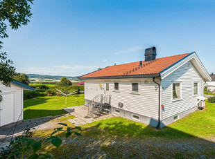 FURNES/KÅRTORP - Koselig enebolig med alt på en flate. Garasje og redskapsbod.