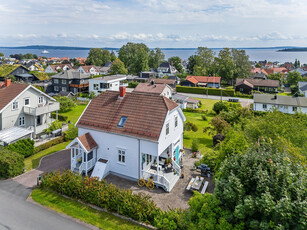 Godt vedlikeholdt enebolig med 4 soverom, beliggende i barnevennlig boligområde. Stor velholdt hage og dobbelgarasje.