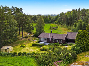 Havnås-Mysen. Koselig enebolig på en flate og stor dobbelgarasje. Landlig og fint beliggende.