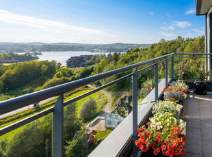 His Terrasse - Lys og tiltalende leilighet i 8. etasje med delvis innglasset terrasse, heis, garasjeplass m.m.