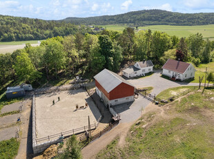 Idyllisk småbruk kun 5 min til E-18 godt tilpasset hest. Sjarmerende våningshus + bryggerhus. Stall - opplyst ridebane