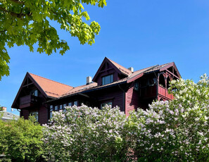 Innholdsrik 4-roms loftsleilighet m/balkong og veranda. Hel etasje. Idyllisk utsikt. Ettertraktet beliggenhet. Parkering