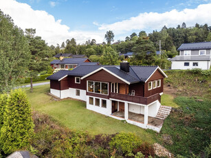 Innholdsrik enebolig i attraktivt boligområde. Skjermet og solrik tomt med utsikt til Frierfjorden. Moderniseringsbehov.