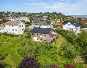 Innholdsrik enebolig i attraktivt boområde. Romslig solrik balkong med utsikt. Nytt kjøkken i 2019. Enden av blindvei.