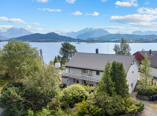 Innholdsrik enebolig med attraktiv beliggenhet nær Ålesund sykehus. Nydelig utsikt og gode solforhold.