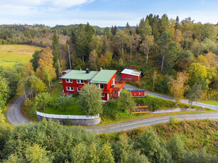 Innholdsrik enebolig med stor og solrik tomt.