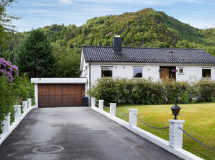 Innholdsrik og romslig enebolig med garasje, stor tomt og fin plassering