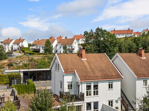 Innholdsrik og tiltalende selveierleilighet over to plan - 3 Soverom - 2 Bad - Solrik balkong - Carport - Barnevennlig