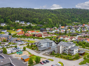 Koselig 3-roms leilighet i 3.etasje i meget attraktivt boligområdet på Hovenga. Solrikt, sentralt, heis og carport.