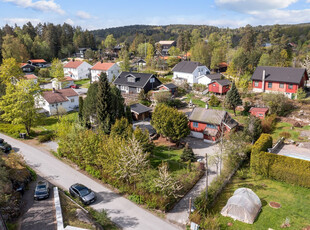 Koselig, liten enebolig på stor tomt. Garasje, hagestue og flere uthus. Populær beliggenhet, nær sjøen og marka.