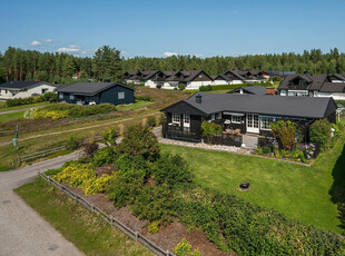 Koselig og velholdt eiendom høyt i Fjeldsetlia m/en fantastisk hageidyll. Helhetlig og fin bolig. Garasje m/isolert bod