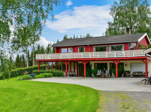 Landlig beliggende enebolig med flott opparbeidet tomt - gode turmuligheter - utsikt mot Randsfjorden - en familiebolig!