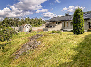 Landlig og velholdt stor enebolig ca. 100 m fra Kilebygda Montessoriskole - Jensejordet. Solrik stor terrasse og plen.