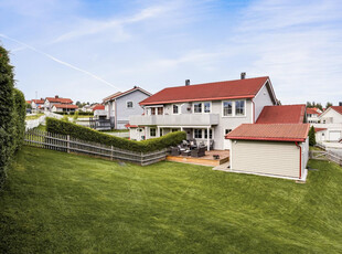 Lekker og innholdsrik 1/2-part fra 2007. Privat, solrik hage og terrasse. Garasje. 3 sov. Rolig og barnevennlig område.