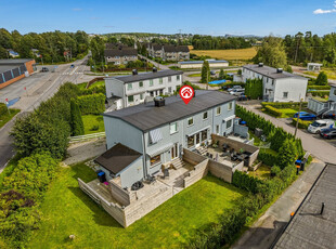 Lekkert rekkehus i populært og barnevennlig nabolag. 3 sov., flislagt bad, nyoppusset kjellerstue. Stor solrik terrasse.