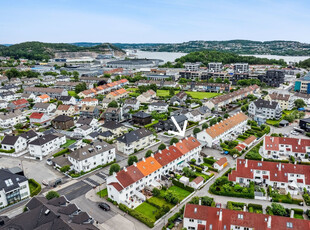 LUND - Påkostet smakfullt innredet rekkehus over 4 plan -Fantastisk skjermet hage m mye sol -vender mot Inn/ut husene