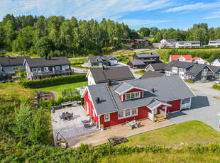 Lys og innbydende enebolig med vannbåren varme. Nyere og populært boligområde på Kongsgårdsmoen.