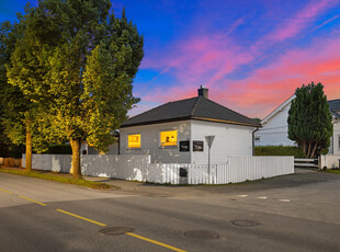 Lys, pen enebolig m/4 soverom, carport, uthus, fin hjørnetomt og sydvendt terrasse. Nær sjøen og 15 min fra togstasjon.