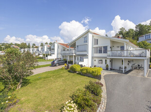 Moderne del av tomannsbolig nær sjø og strand. 3 soverom. Nyere bad. Lekkert kjøkken. Solrik terrasse m/fjordutsikt.