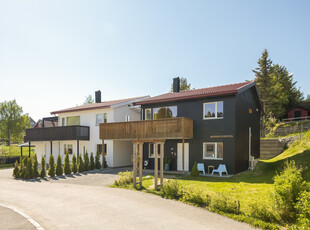 Moderne kjedet enebolig fra 2017 | Carport | 4 sov | 1.5 bad | Vaskerom | I enden av blindvei | 40 m² Terrasse