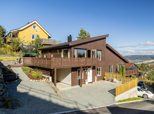 Moderne og innholdsrik familiebolig fra 2007. 4 soverom. Solrik hage og terrasse. Carport og romslig gårdsplass.