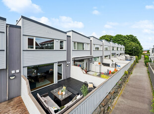 Moderne rekkehus på bilfritt tun med god planløsning og solrik terrasse. Fast parkering i lukket anlegg.