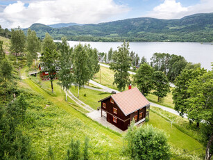 Nydelig småbruk beliggende med fantastisk utsikt over Sperillen. Eiendommen kan egne seg meget godt for hestehold.