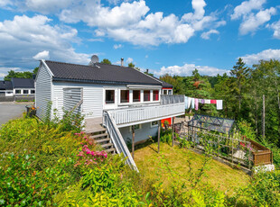 NYLI - Innholdsrik familiebolig med egen hage og garasje på Mauråsen. Oppgraderingsbehov.