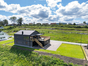 Nyoppført og påkostet enebolig - 5 soverom, 2 bad, eget vaskerom - Optimale solforhold/utsikt - Solceller på tak.