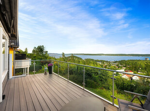 Oppgradert familiebolig med panorama utsikt, flotte uteplasser og barnevennlig beliggenhet. Kort vei til skoler og bhg.!