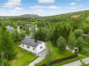 Pen enebolig i rolig boligområde på Geilo. Stor tomt og fin uteplass.