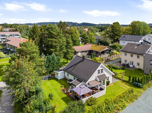 Pen enebolig i rolig og familievennlig område. 4 soverom. 2 baderom med toalett. Carport. Solrike uteplasser og hage.