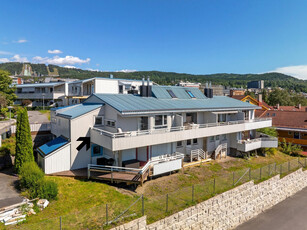 Pen og velholdt 2-roms leilighet med trappefri adkomst. Terrasse og parkering. Meget sentral beliggenhet